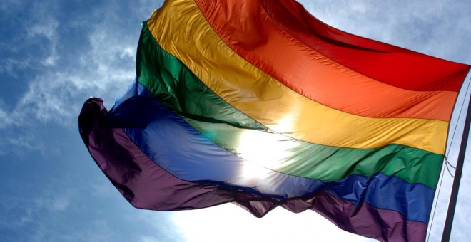 Una bandera arcoiris