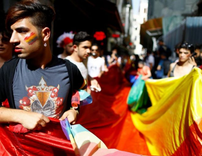 Asistentes, este domingo en Estambul, a la marcha del Orgullo Transexual