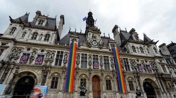 Banderas de la comunidad LGBT ondean en un hotel de París en recuerdo de las víctimas de Orlando