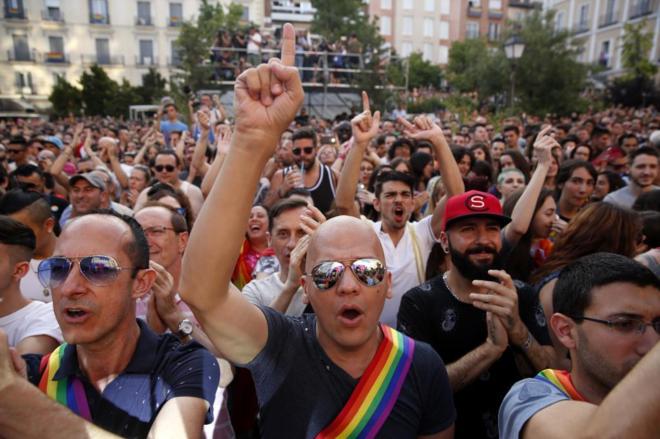 Cientos de personas, ayer, durante el pregón de las fiestas del Orgullo LGTB en la Plaza Pedro Zerolo