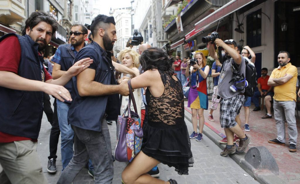 Detención de una participante del orgullo gay en Estambul, este domingo