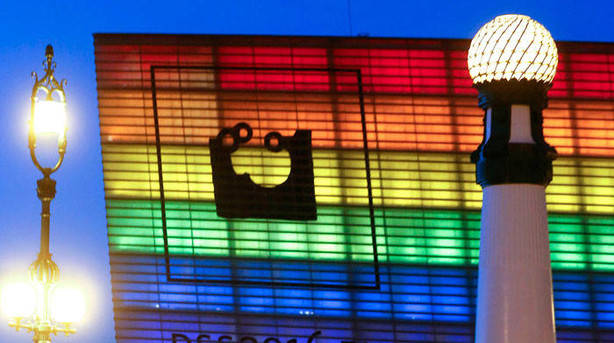 El Kursaal donostiarra, iluminado con los colores del arco iris