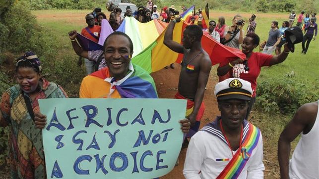 El presidente de Uganda firmó una ley que castiga la homosexualidad con cadena perpetua