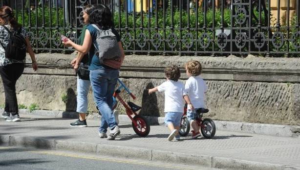 Imagen de una familia paseando por la calle