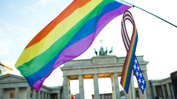 La bandera arcoiris del Orgullo Gay, en la puerta de Brandeburgo de Berlín