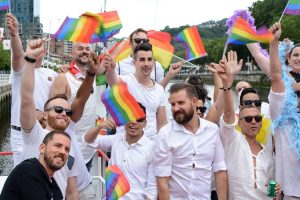 Fiesta del orgullo GAY celebran en   barcos por la ría de Bilbao. Fotos: Yvonne Fernández