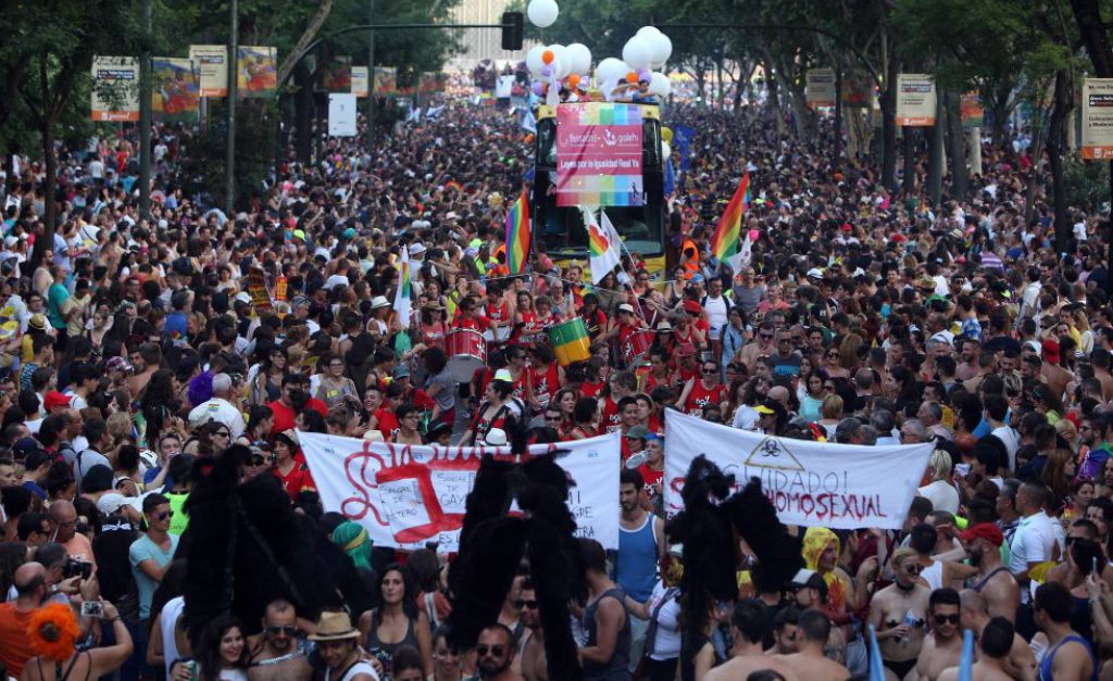 Los participantes en la fiesta del Orgullo Gay 2015 suben por el paseo del Prado de Madrid