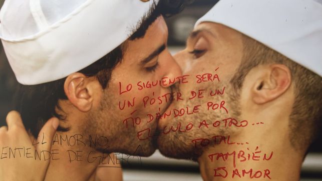 Pintadas homófobas en la exposición Orgullo Gay de Sevilla