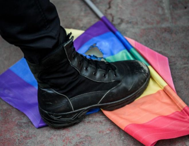 Un policía turco pisa con su bota la bandera gay
