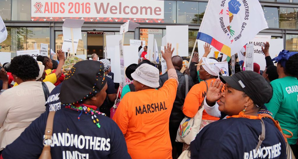 Activistas de la asociación Granmothers Unite se manisfiestan a las puertas de centro de conferencias de Durban, donde se celebrará el congreso internacional de sida