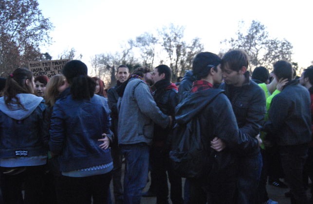 Besada celebrada en 2014 en Madrid contra las agresiones homófobas