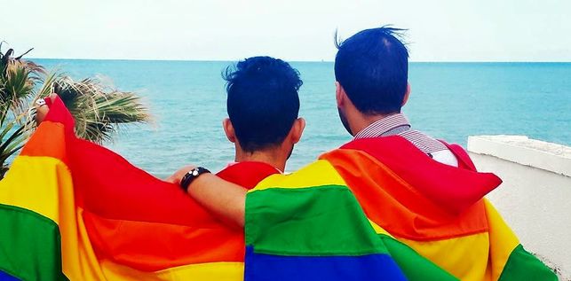 Dos jóvenes con la bandera LGTB