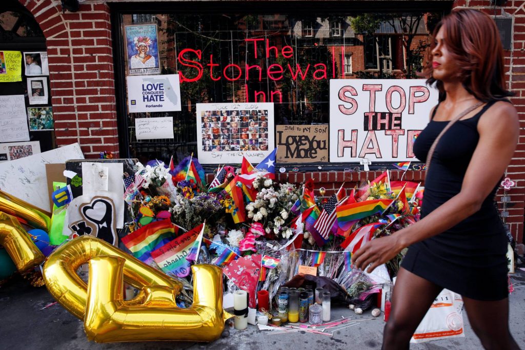 El recuerdo a las víctimas de Orlando en la puerta de Stonewall Inn, en Nueva York. LUCAS JACKSON REUTERS