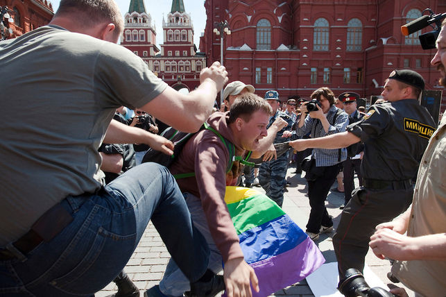 La policía ataca a los asistentes a las marchas del Orgullo en Moscú