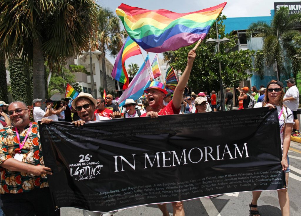 Las marchas del Orgullo de todo el mundo recuerdan a las víctimas de Orlando. En la imagen, la de San Juan, en Puerto Rico, el pasado 26 de junio. ALVIN BAEZ REUTERS