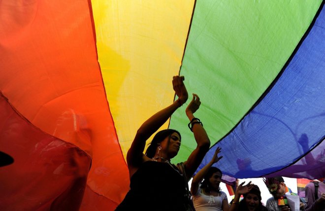 Varias personas celebran el Día del Orgullo Gay en Nueva Delhi